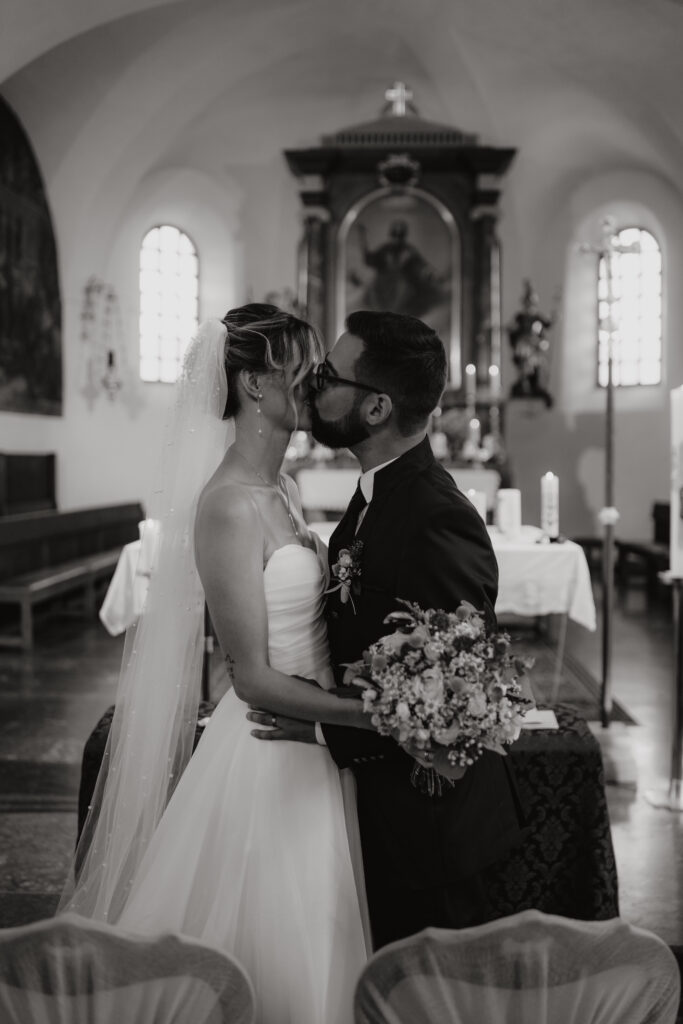 Kuss kirchliche Trauung in Österreich