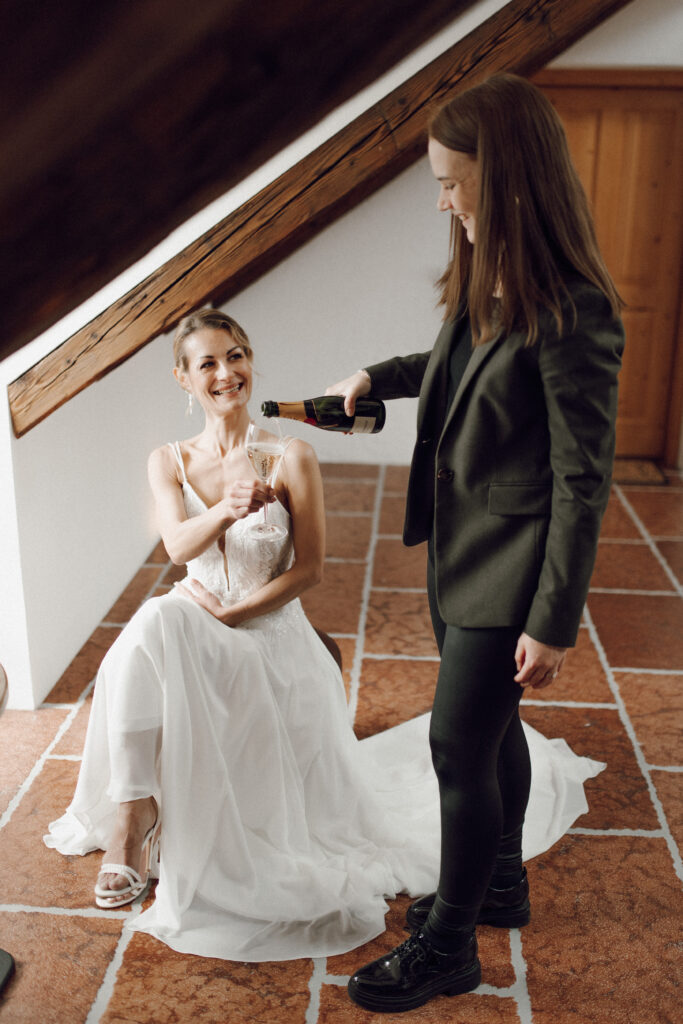 Brautstyling mit Champagner, Hochzeitsplanerin Melanie Niedermayer