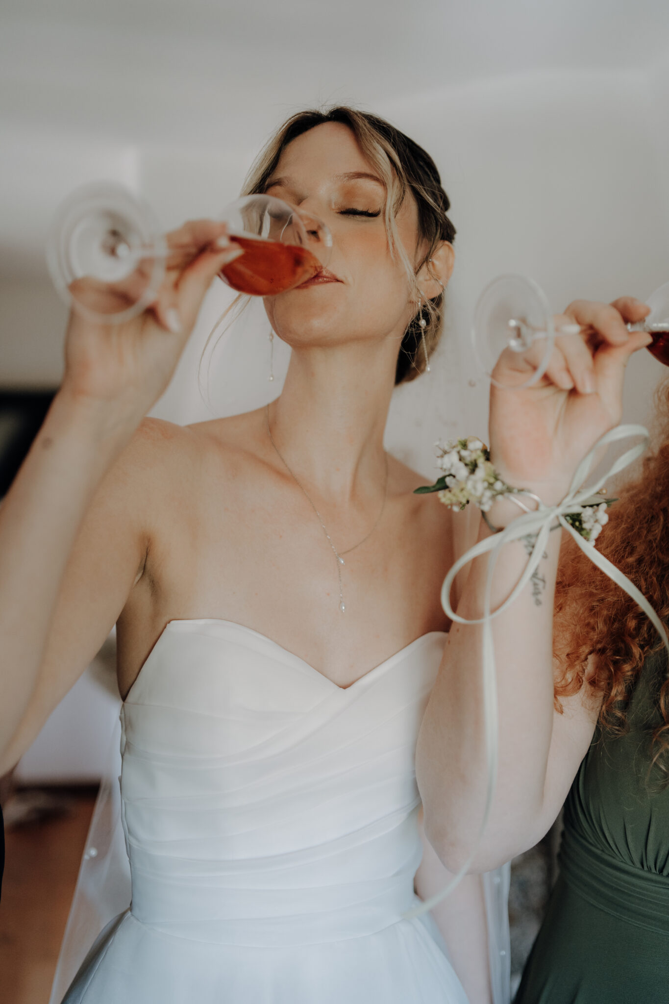 Braut trinkt Champagner beim Getting Ready in Österreich