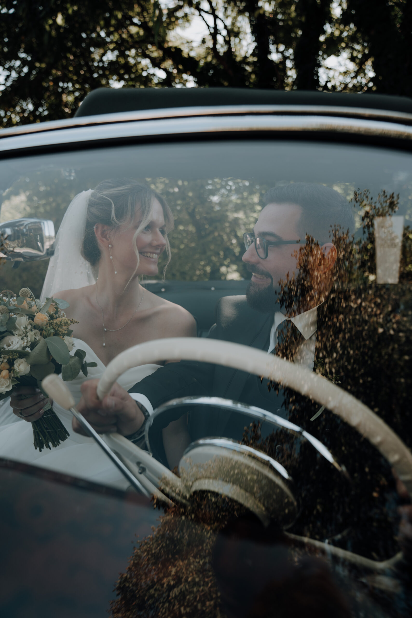 Bräutigam fährt mit dem Auto zur Trauung, Melanie Wedding Day Managerin