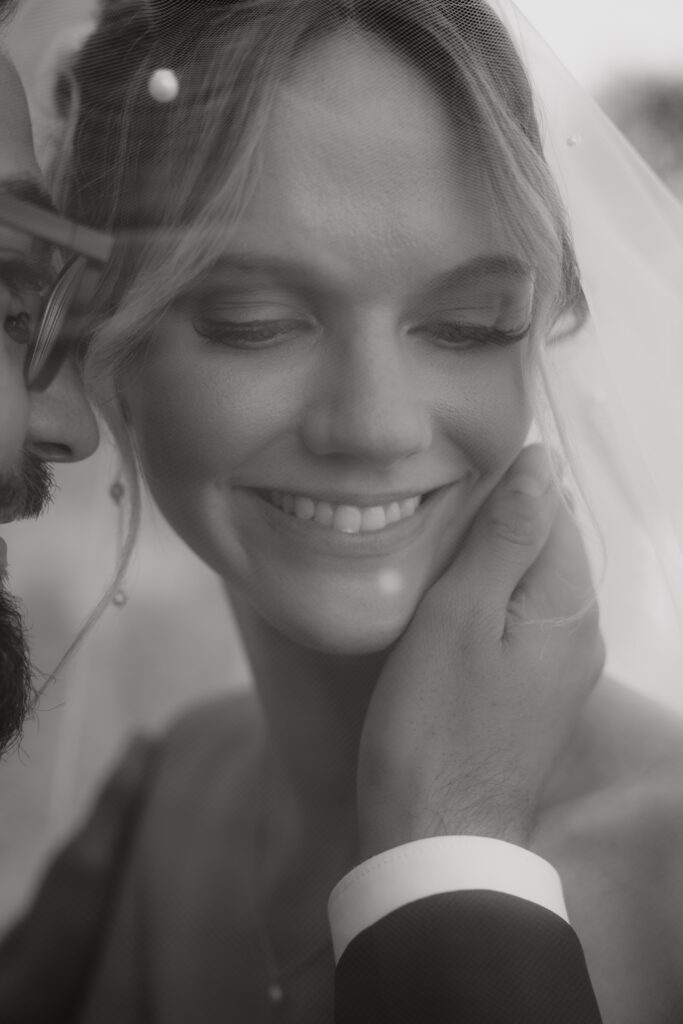 Shooting mit Braut und Bräutigam nach der Trauung