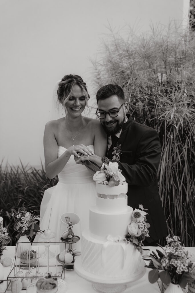 Brautpaar schneidet Hochzeitstorte an in Österreich